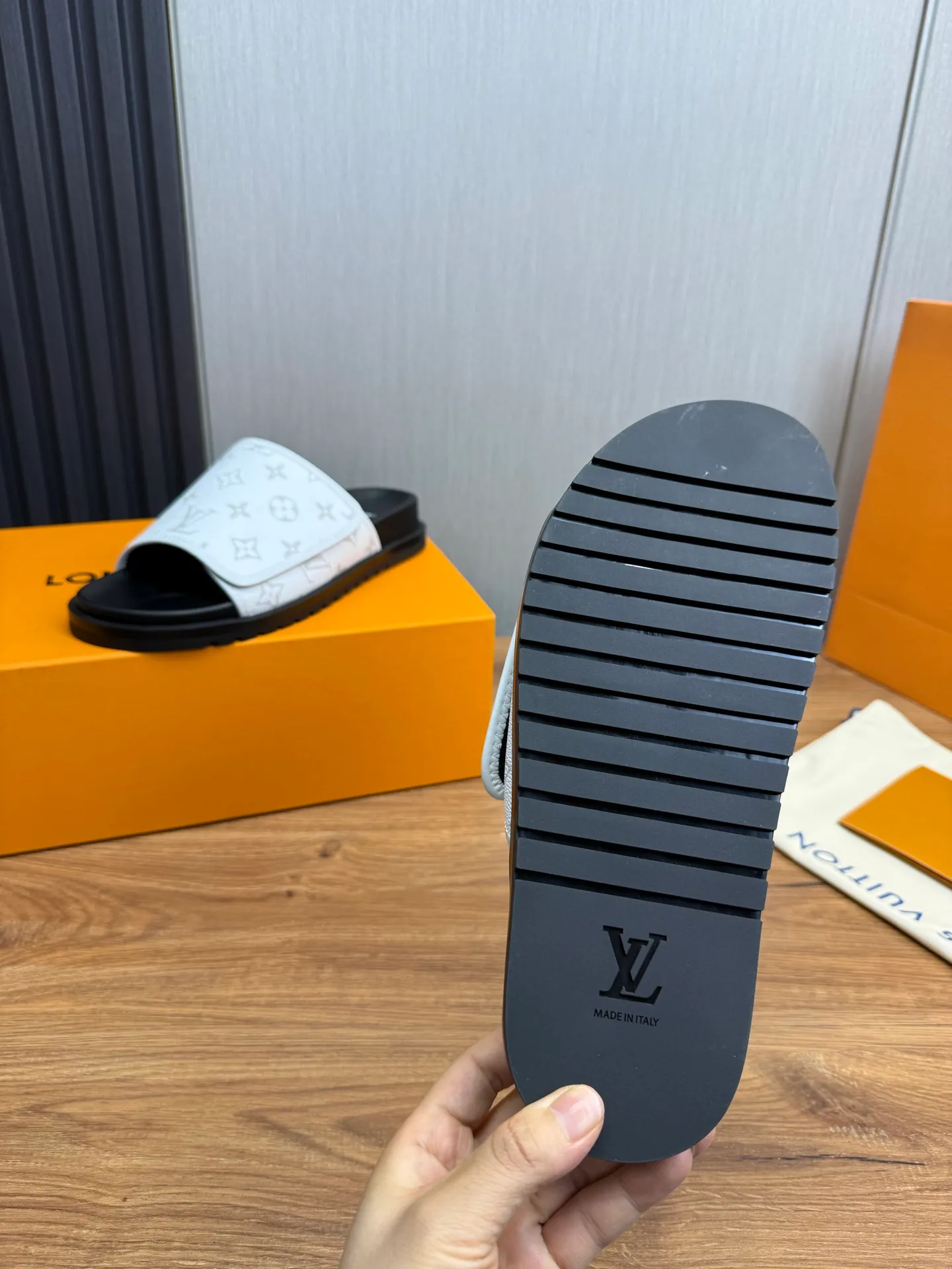 Men's shoes 💰320💰 Lv. hot selling men's slippers 🔥 🩴Official website one to one production 38-45 sizes 45 46 🉑️Customized!